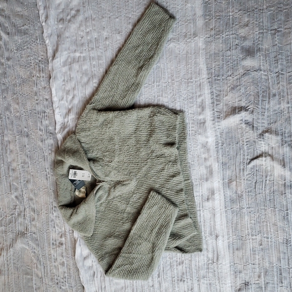 NWT Abercrombie Gray Fuzzy Oversized Crop Sweater - Picture 1 of 2